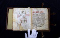 Отреставрированное Евангелие XI века представили в РГБ — The Art Newspaper Russia