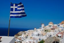 Греция намерена принимать туристов, привитых «Спутником»