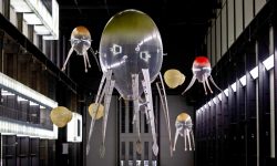 Турбинный зал Тейт Модерн заполнили гигантские парящие роботы — The Art Newspaper Russia
