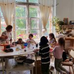 В художественной студии sezann art studio работает детский лагерь — http://luna-info